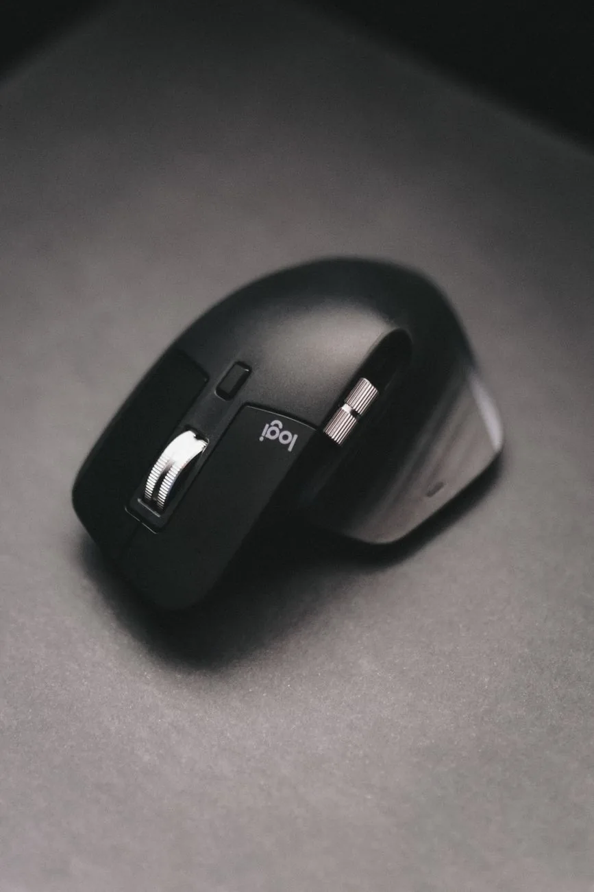 czarna mysz bezprzewodowa na matowej powierzchni — Logitech M720 Triathlon w zgłoszeniu — jak odpowiadamy i co radzimy