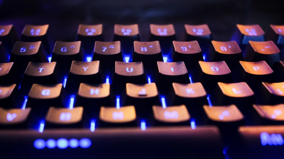 podświetlana klawiatura komputerowa z niebieskim światłem w ciemności — Logitech MK270 — czego przy tym sprzęcie nie zrobimy
