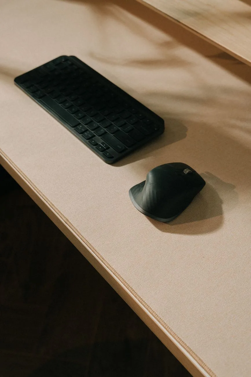 klawiatura i mysz na minimalistycznym, nowoczesnym biurku — Logitech MX Ergo w zgłoszeniu — jak odpowiadamy i co radzimy