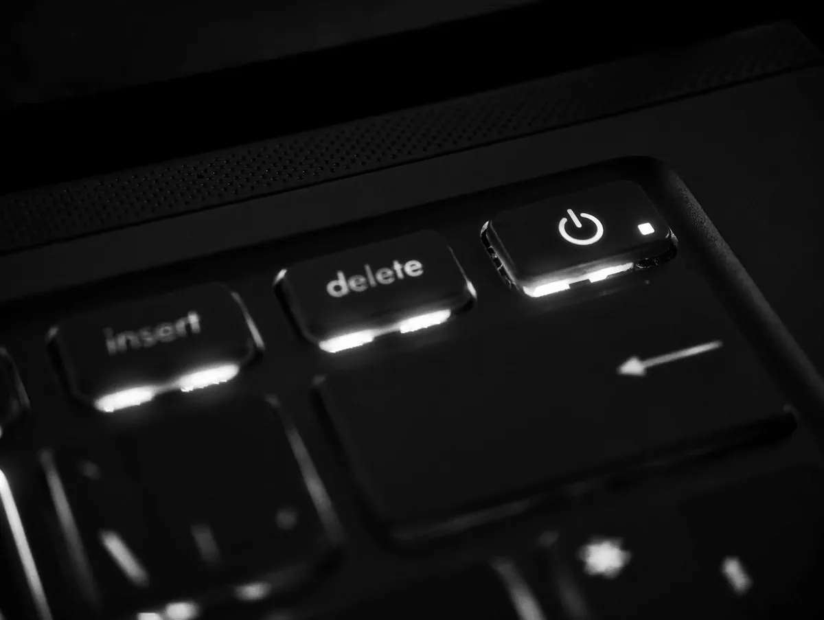 podświetlane klawisze klawiatury komputerowej w zbliżeniu — Logitech MX Keys Mini w zgłoszeniu — jak odpowiadamy i co radzimy