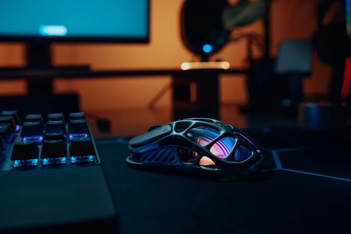futurystyczna mysz gamingowa i klawiatura na neonowym biurku — Logitech MX Vertical a zakres naszego serwisu — czym zajmujemy się zamiast