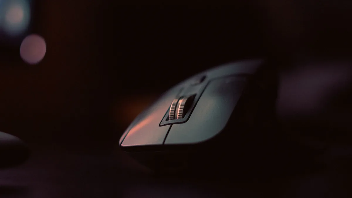 bezprzewodowa mysz komputerowa w nastrojowym oświetleniu — Logitech Pebble M350 w zgłoszeniu — jak odpowiadamy i co radzimy