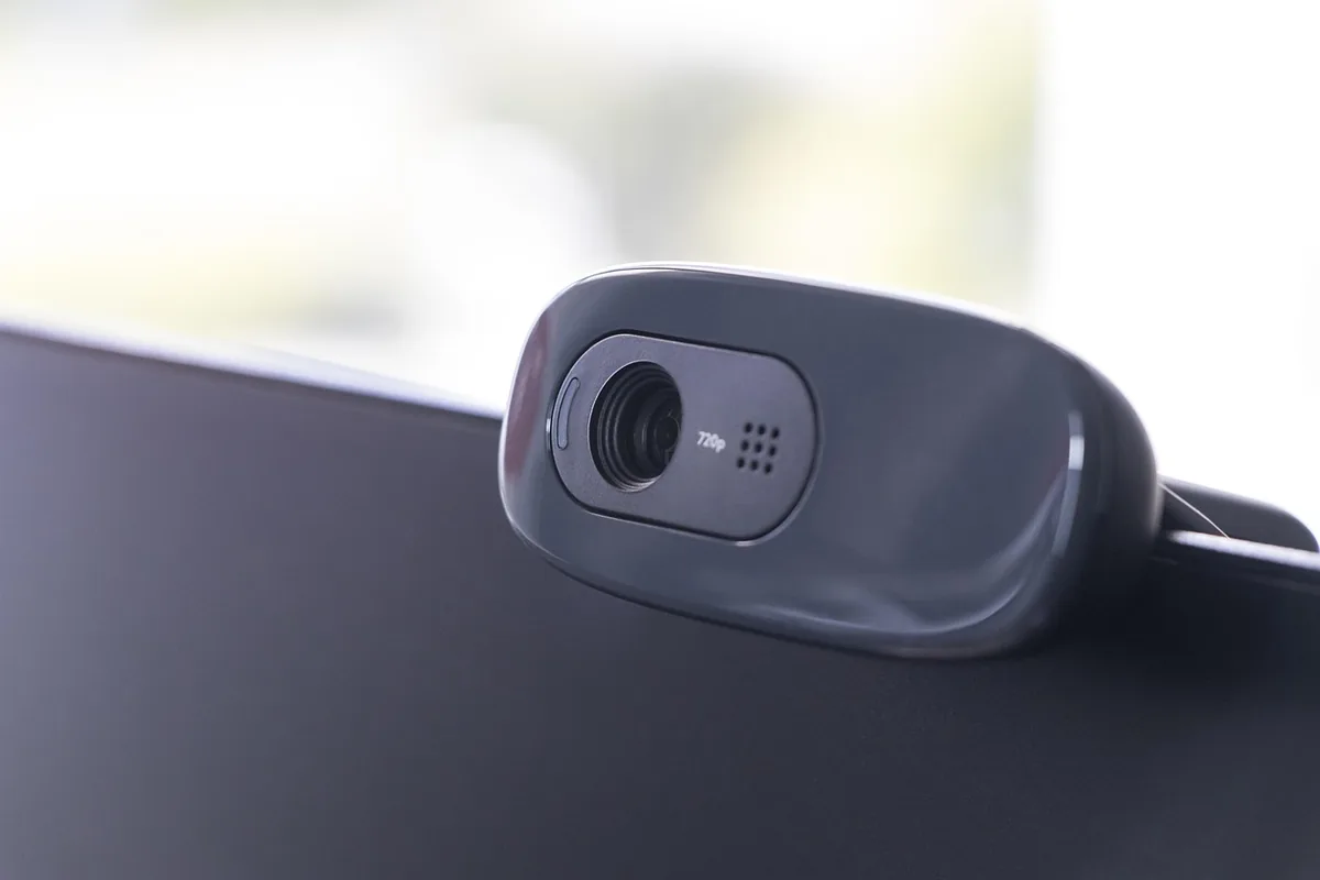 kamera internetowa do wideokonferencji przy monitorze — Logitech StreamCam poza naszym warsztatem — gdzie szukać pomocy