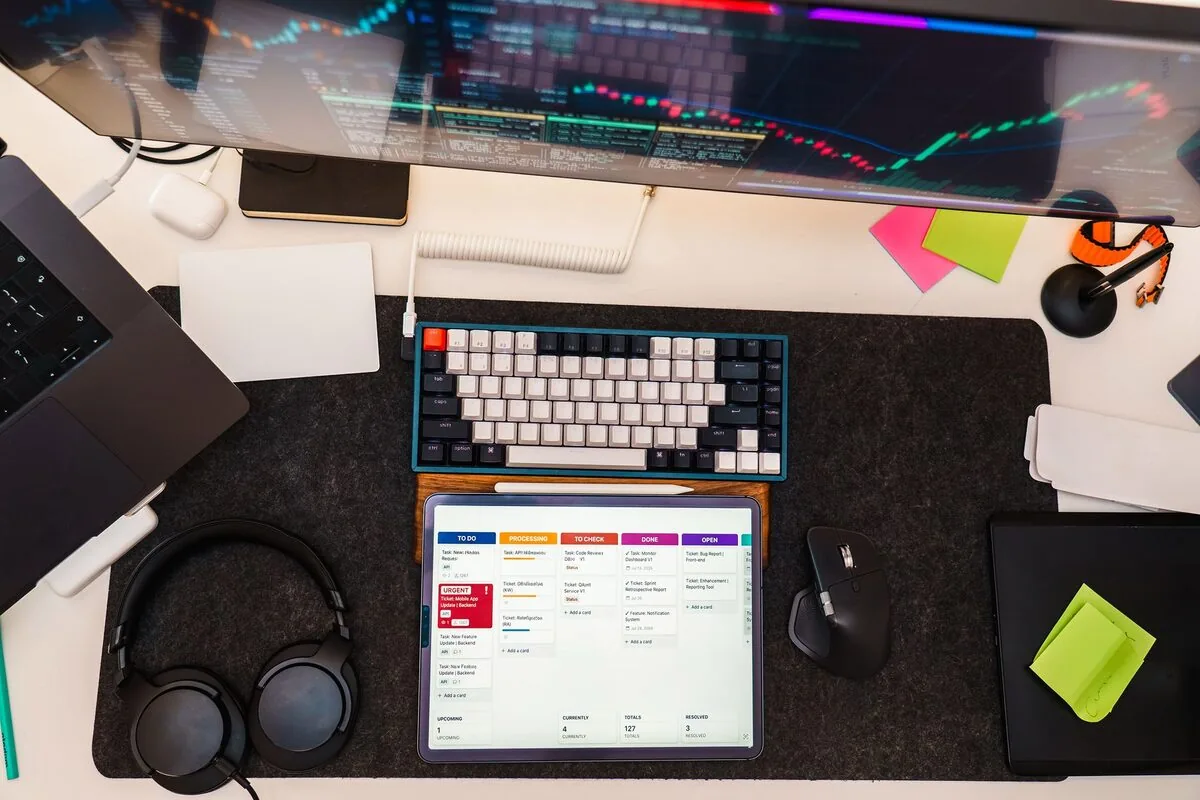 Biurko z klawiaturą, tabletem i etui AirPods obok laptopa — Mac mini (2014) a zakres naszego serwisu — czym zajmujemy się zamiast