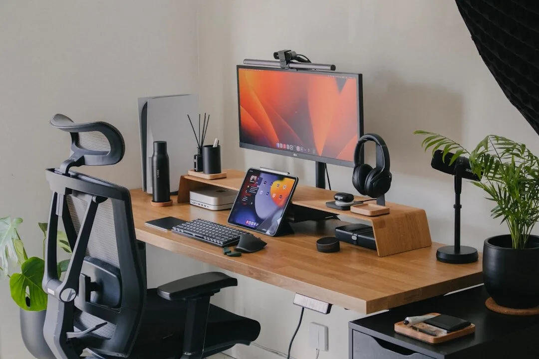 Biurko z Mac mini, iPadem, monitorem LG i fotelem ergonomicznym — Mac mini M2 Pro (2023) poza naszym warsztatem — gdzie szukać pomocy