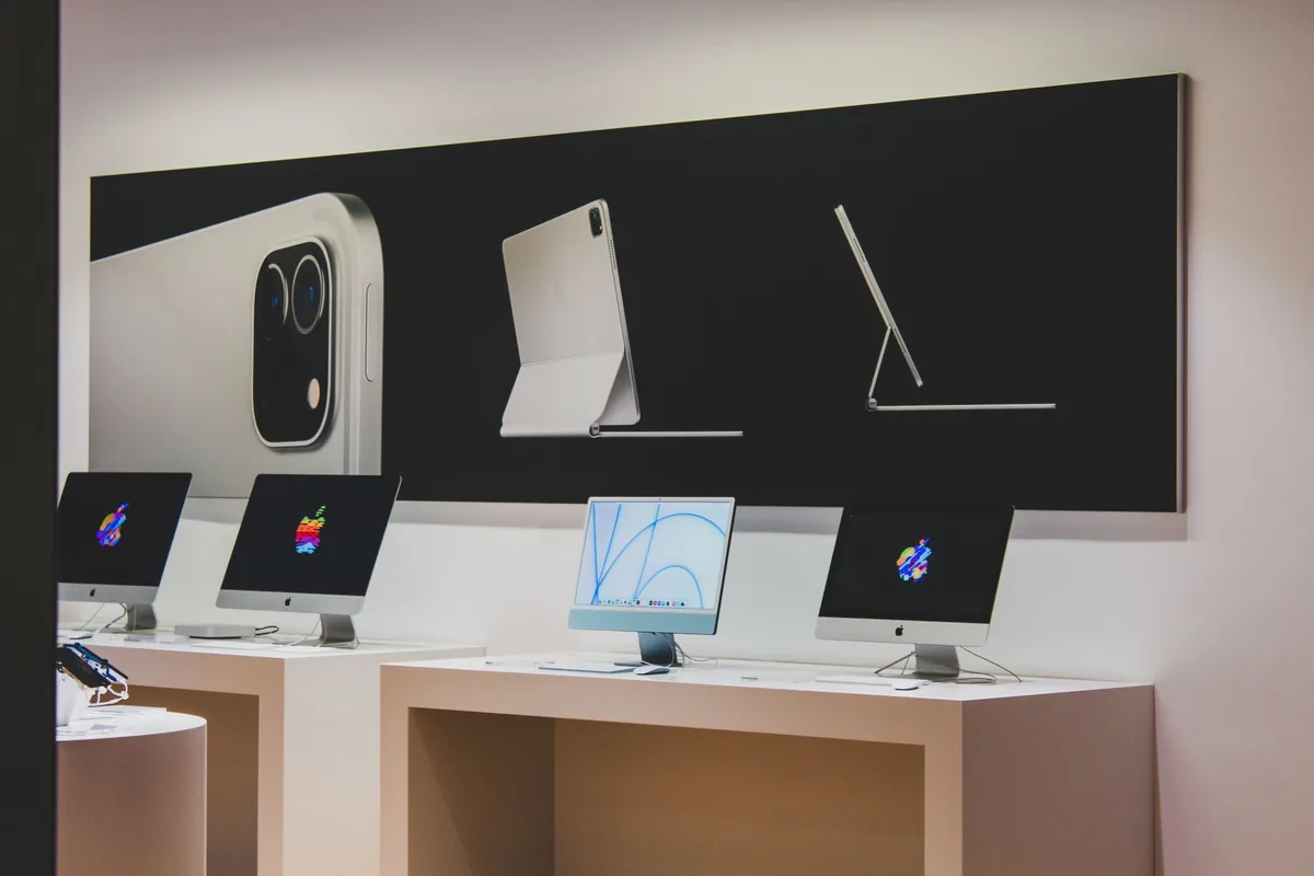 komputery stacjonarne na wystawie w nowoczesnym sklepie — Mac Pro (2008) a zakres naszego serwisu — czym zajmujemy się zamiast