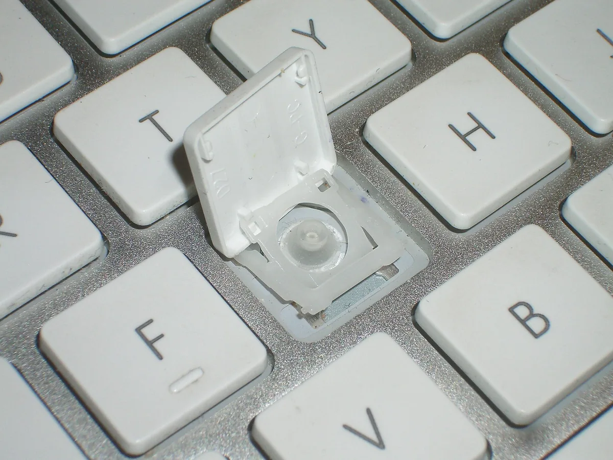 Zbliżenie mechanizmu klawisza nożycowego na aluminiowej klawiaturze Apple — Mac Studio M1 Max (2022) — czego przy tym sprzęcie nie zrobimy