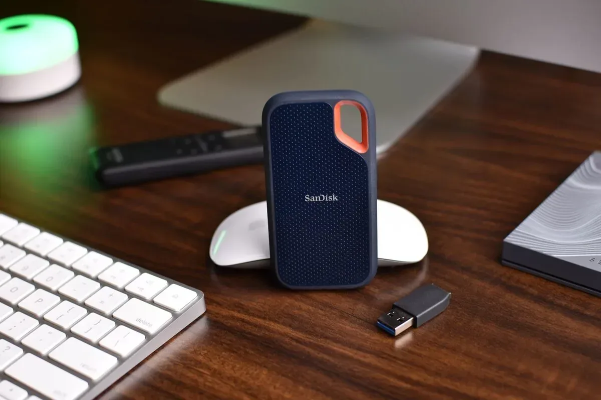 Dysk SanDisk na biurku z widoczną klawiaturą Magic Keyboard i myszką Magic Mouse Apple — Mac Studio M1 Ultra (2022) w zgłoszeniu — jak odpowiadamy i co radzimy