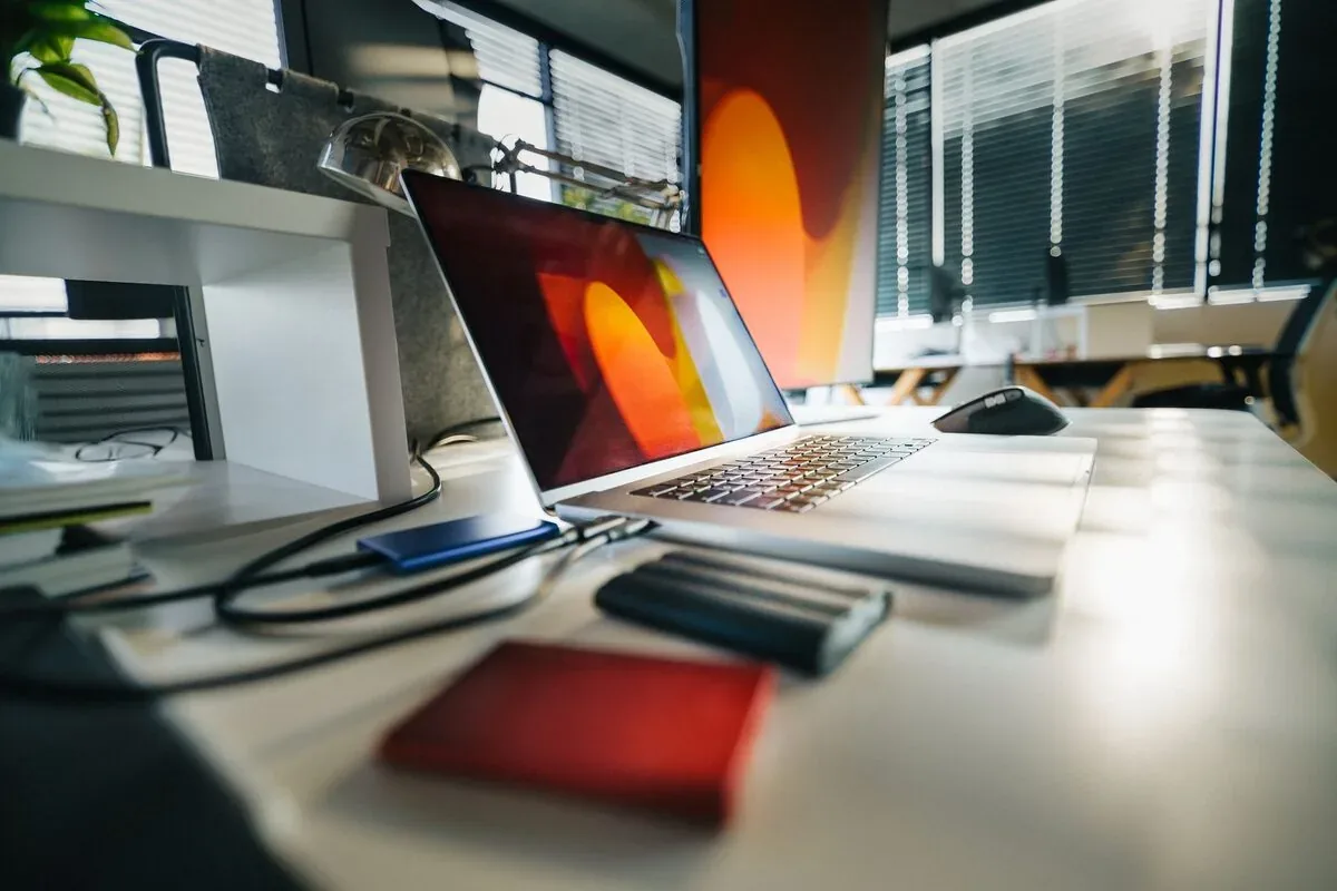 Otwarty laptop przypominający MacBooka na biurku w biurze — Mac Studio M2 Ultra (2023) a zakres naszego serwisu — czym zajmujemy się zamiast