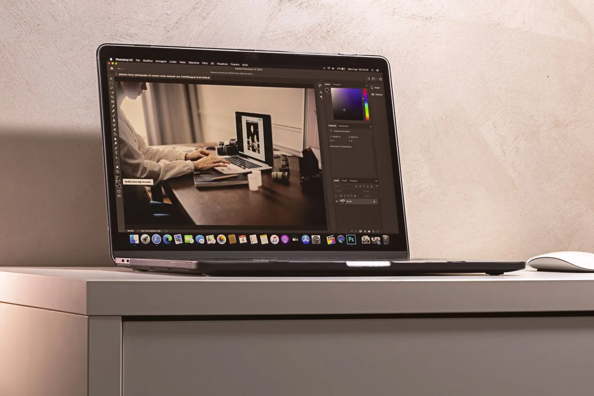 laptop na nowoczesnym biurku z otwartym programem graficznym — MacBook 12 cali (2015) poza naszym warsztatem — gdzie szukać pomocy