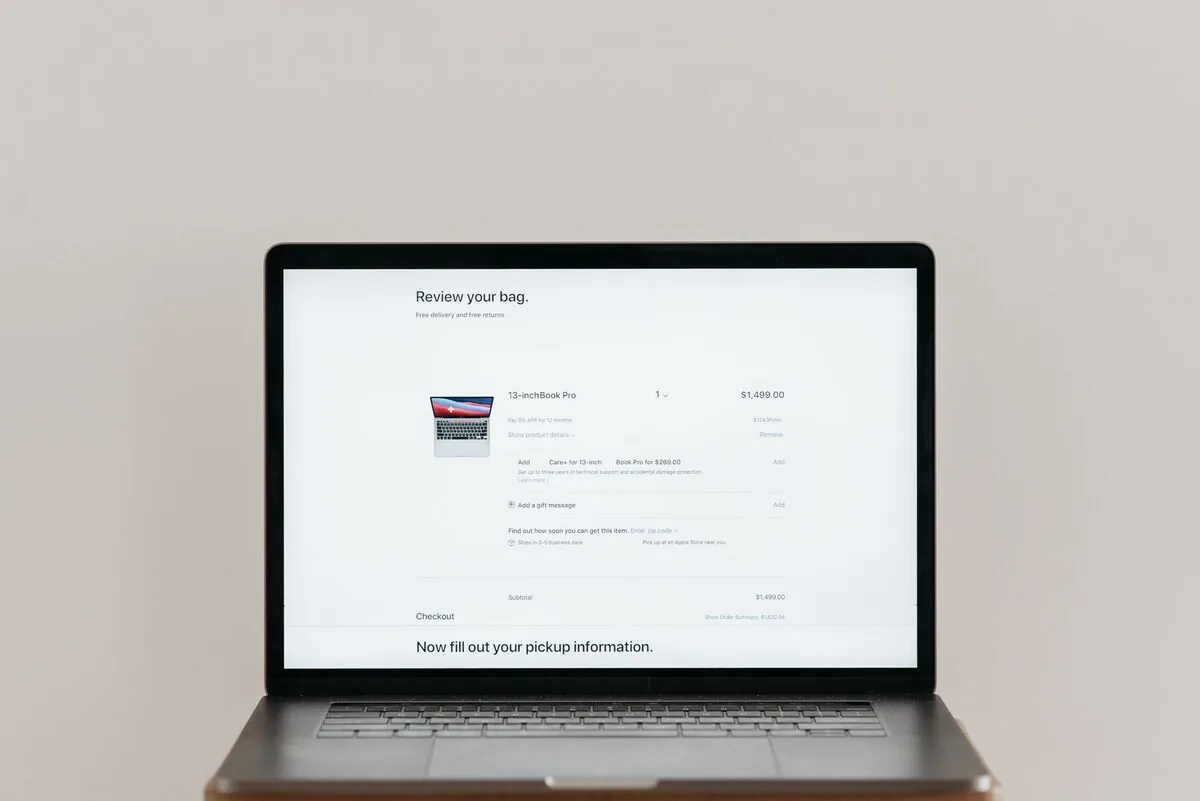 laptop wyświetlający stronę koszyka zakupowego sklepu Apple z laptopem MacBook — MacBook Air 13 cali Retina (2020) w zgłoszeniu — jak odpowiadamy i co radzimy
