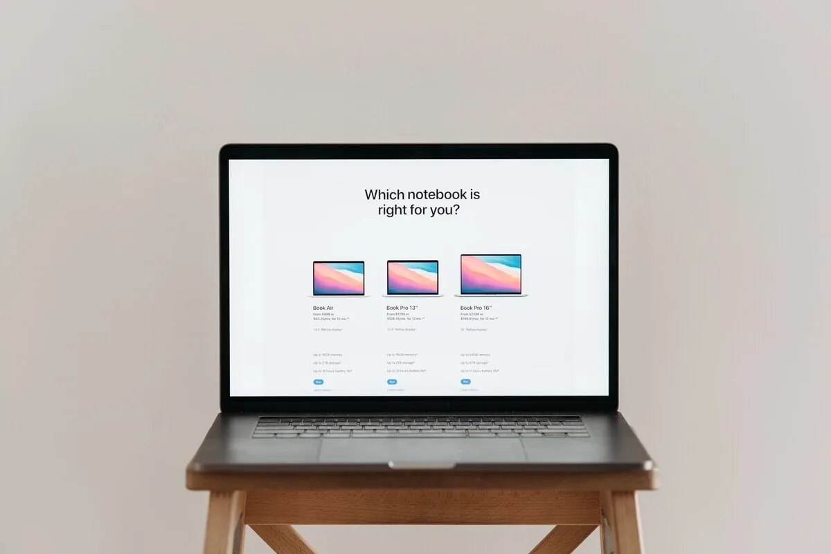 laptop MacBook wyświetlający stronę porównania modeli notebooków Apple — MacBook Air M1 (2020) poza naszym warsztatem — gdzie szukać pomocy