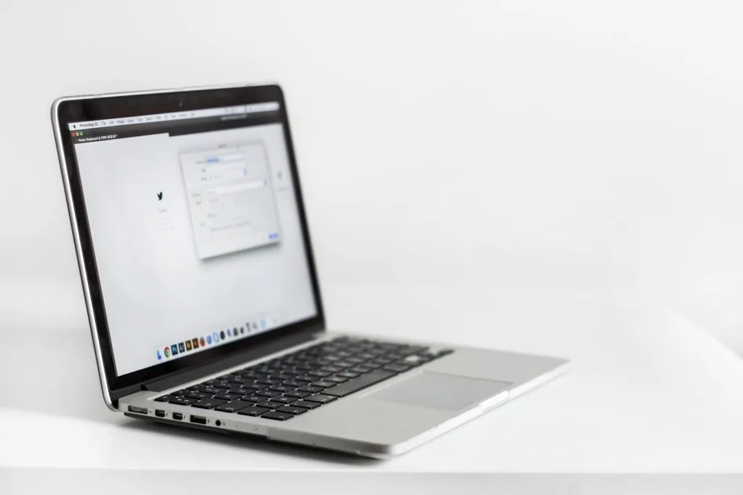 MacBook Pro z otwartym oknem Photoshopa na białym stole — MacBook Air M3 13 cali (2024) — czego przy tym sprzęcie nie zrobimy