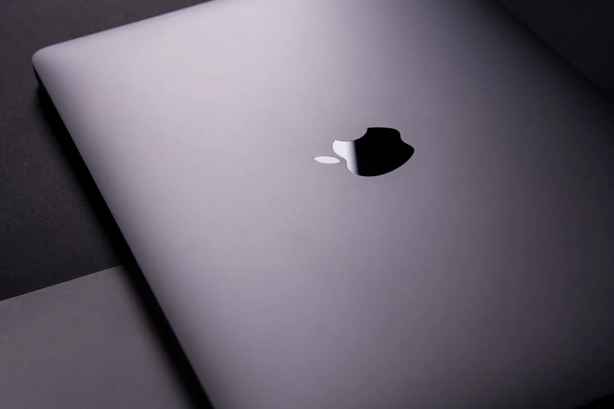 zbliżenie na nowoczesny laptop na ciemnej powierzchni — MacBook Pro 13 cali (2011) — czego przy tym sprzęcie nie zrobimy