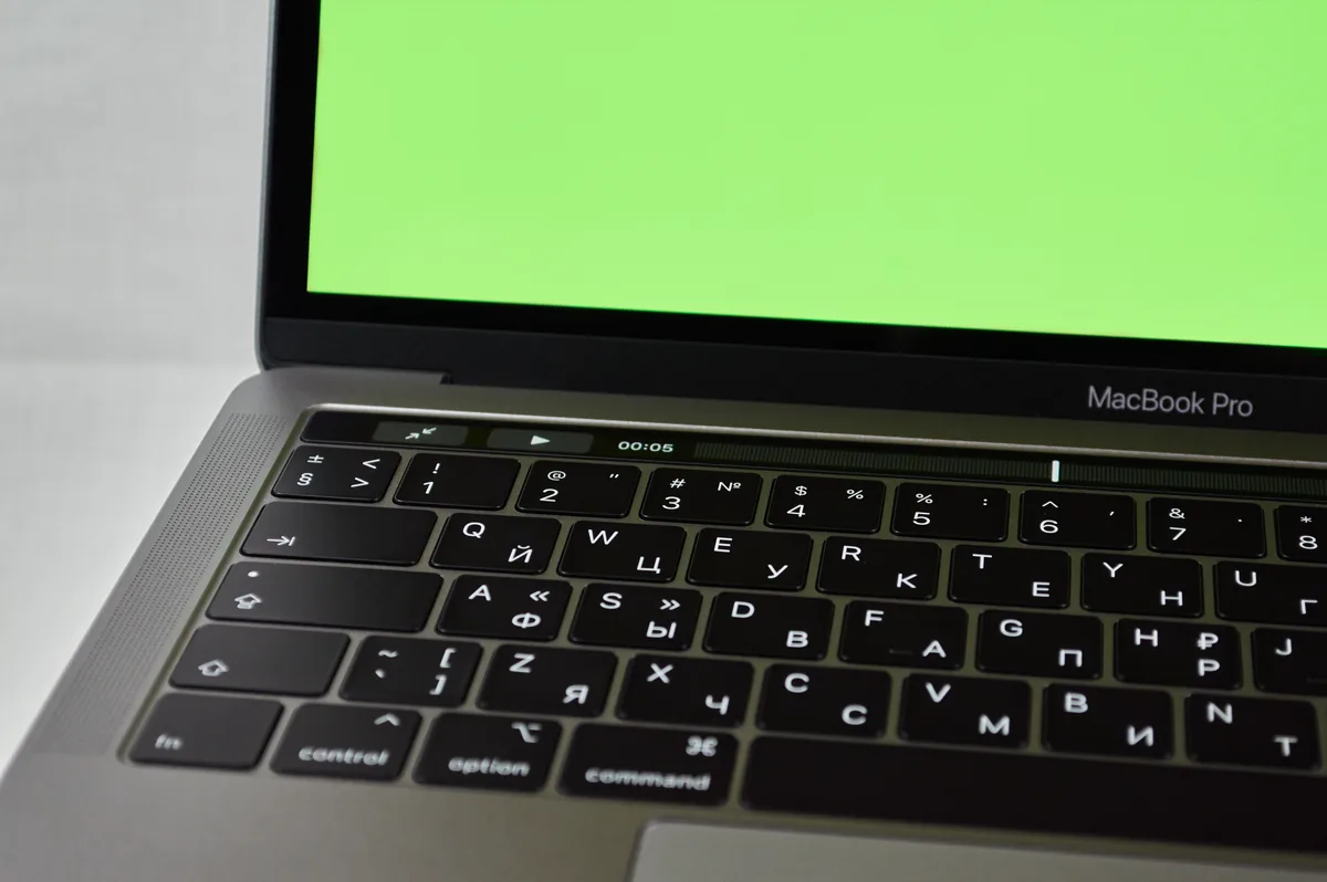 MacBook Pro 13 cali (2016) bez Touch Bar w zgłoszeniu — jak odpowiadamy i co radzimy