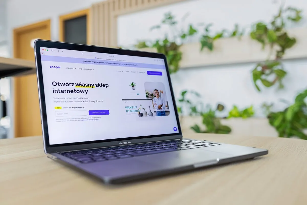 laptop z widoczną etykietą MacBook Pro, na ekranie strona sklepu Shoper — MacBook Pro 13 cali Retina (2015) w zgłoszeniu — jak odpowiadamy i co radzimy