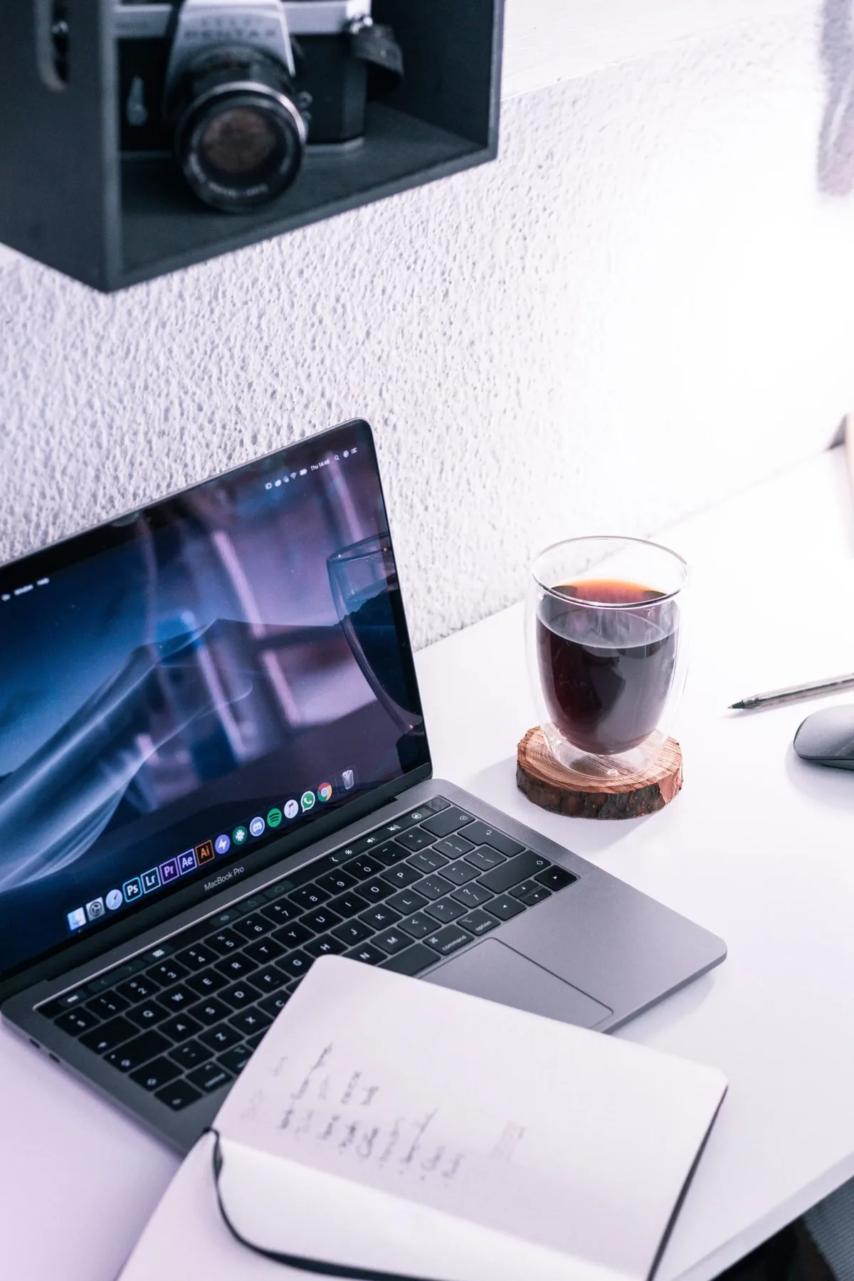 MacBook Pro na biurku z kawą, widoczny napis MacBook Pro na ekranie — MacBook Pro 14 cali M4 Pro (2024) w zgłoszeniu — jak odpowiadamy i co radzimy