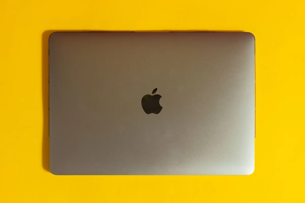 nowoczesny laptop leżący na jaskrawożółtej powierzchni — MacBook Pro 15 cali (2011) w zgłoszeniu — jak odpowiadamy i co radzimy