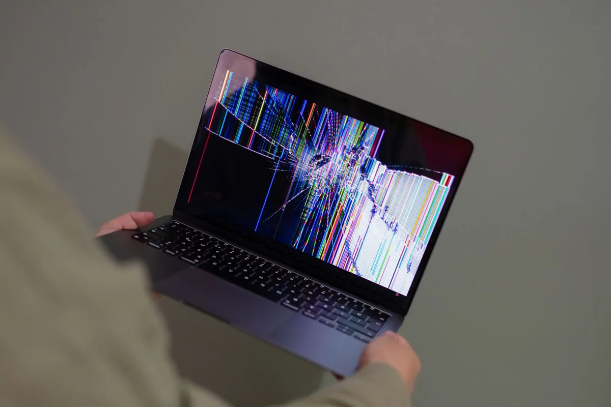 Laptop MacBook z uszkodzoną matrycą wyświetlającą kolorowe pasy — MacBook Pro 15 cali (2016) w zgłoszeniu — jak odpowiadamy i co radzimy