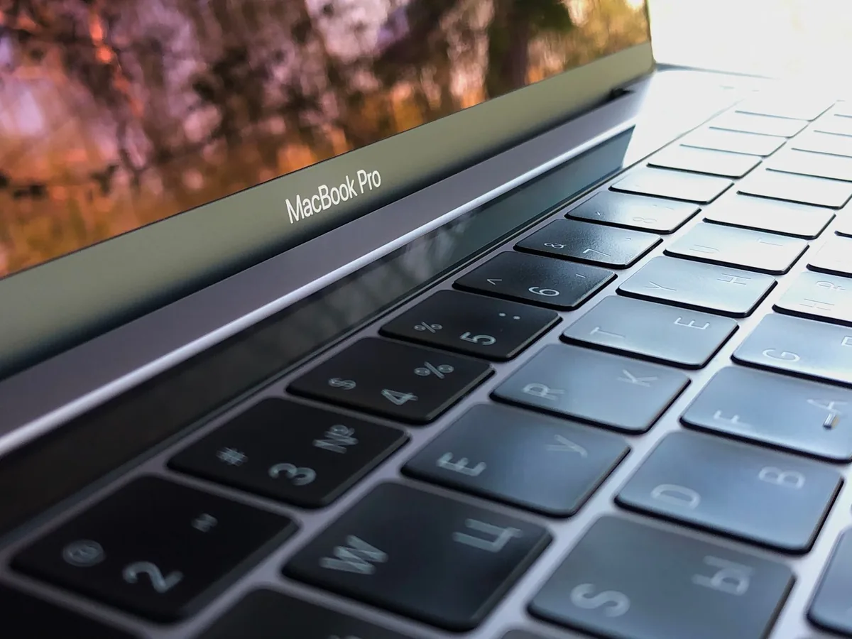 zbliżenie na klawiaturę laptopa MacBook Pro — MacBook Pro 15 cali (2017) poza naszym warsztatem — gdzie szukać pomocy