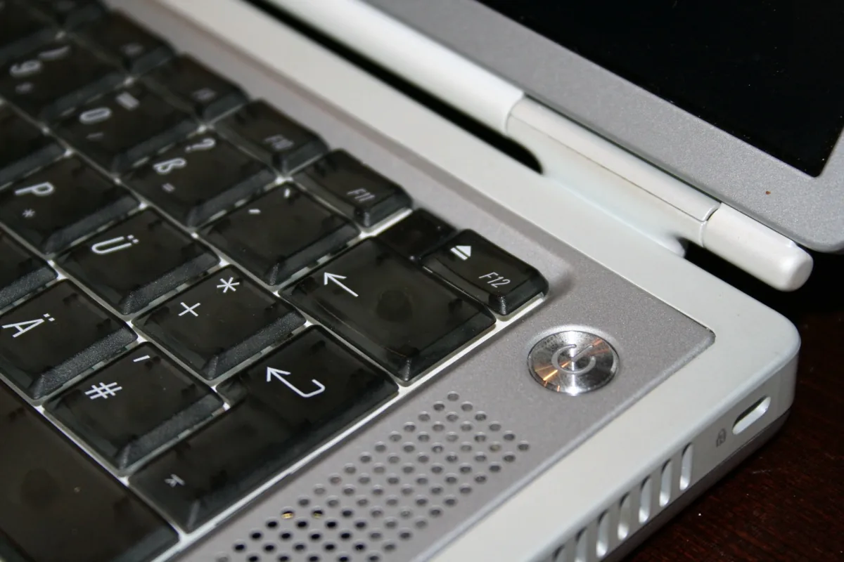 Zbliżenie klawiatury i otwartej srebrnej obudowy laptopa Apple PowerBook — MacBook Pro 15 cali (2018) poza naszym warsztatem — gdzie szukać pomocy
