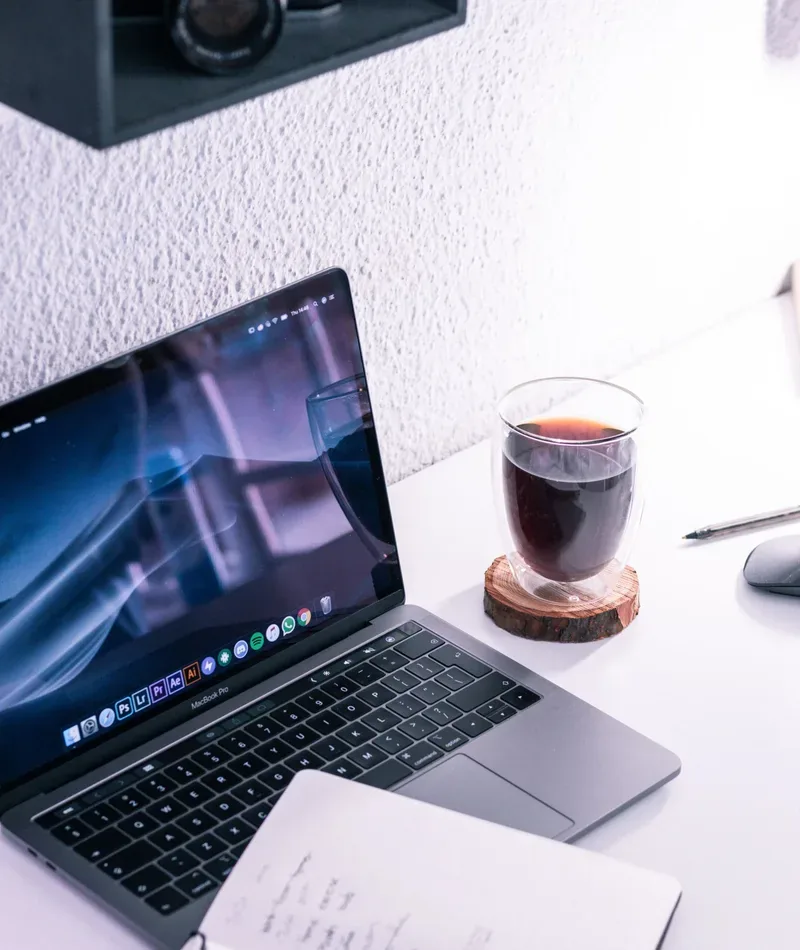 MacBook Pro na biurku z kawą, widoczny napis MacBook Pro na ekranie — MacBook Pro 16 cali M4 Max (2024) poza naszym warsztatem — gdzie szukać pomocy