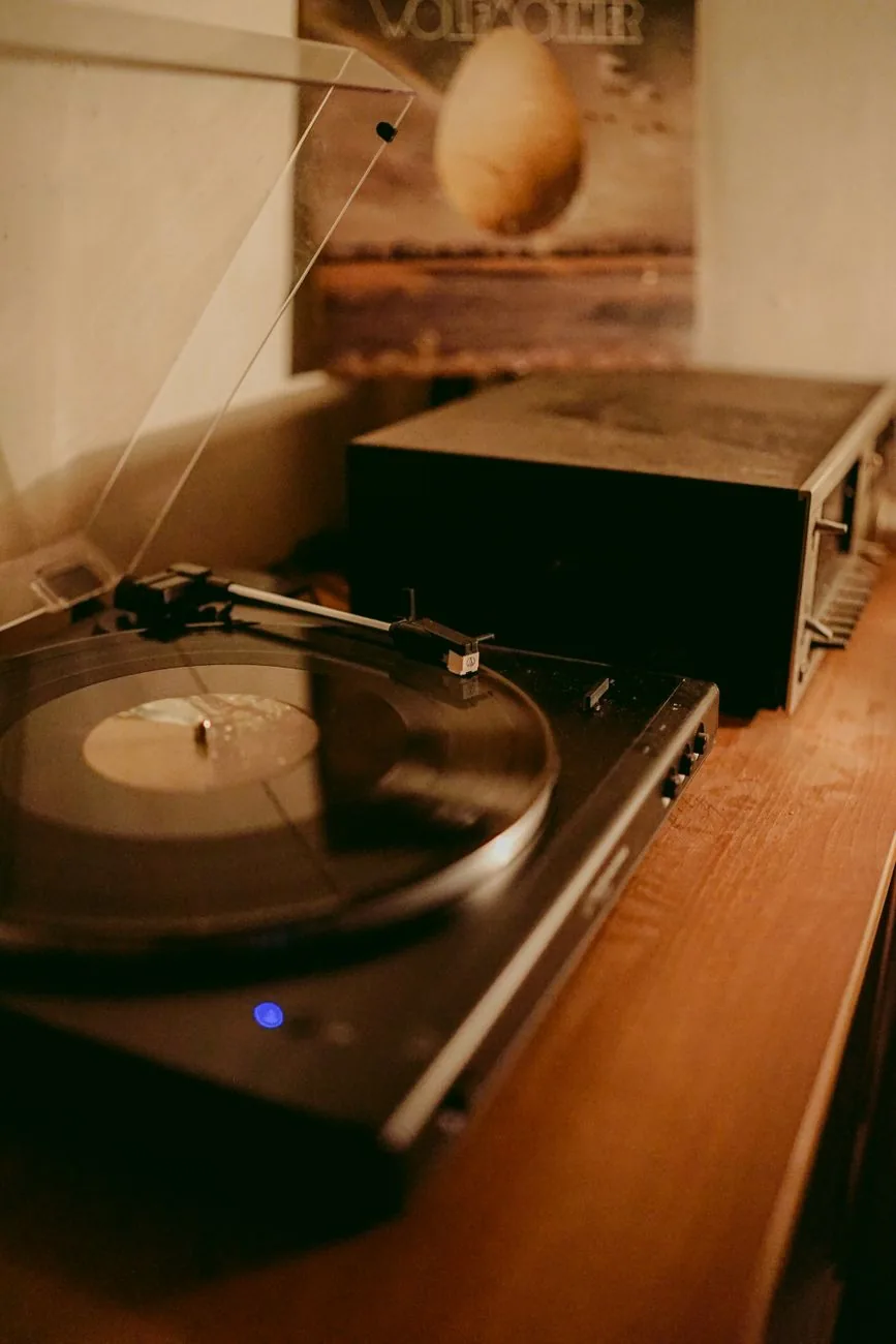 wzmacniacz audio obok gramofonu na płyty winylowe — Marantz Cinema 50 — czego przy tym sprzęcie nie zrobimy