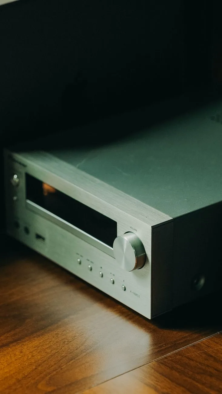 srebrny wzmacniacz stereo na drewnianej podłodze — Marantz Cinema 70s poza naszym warsztatem — gdzie szukać pomocy