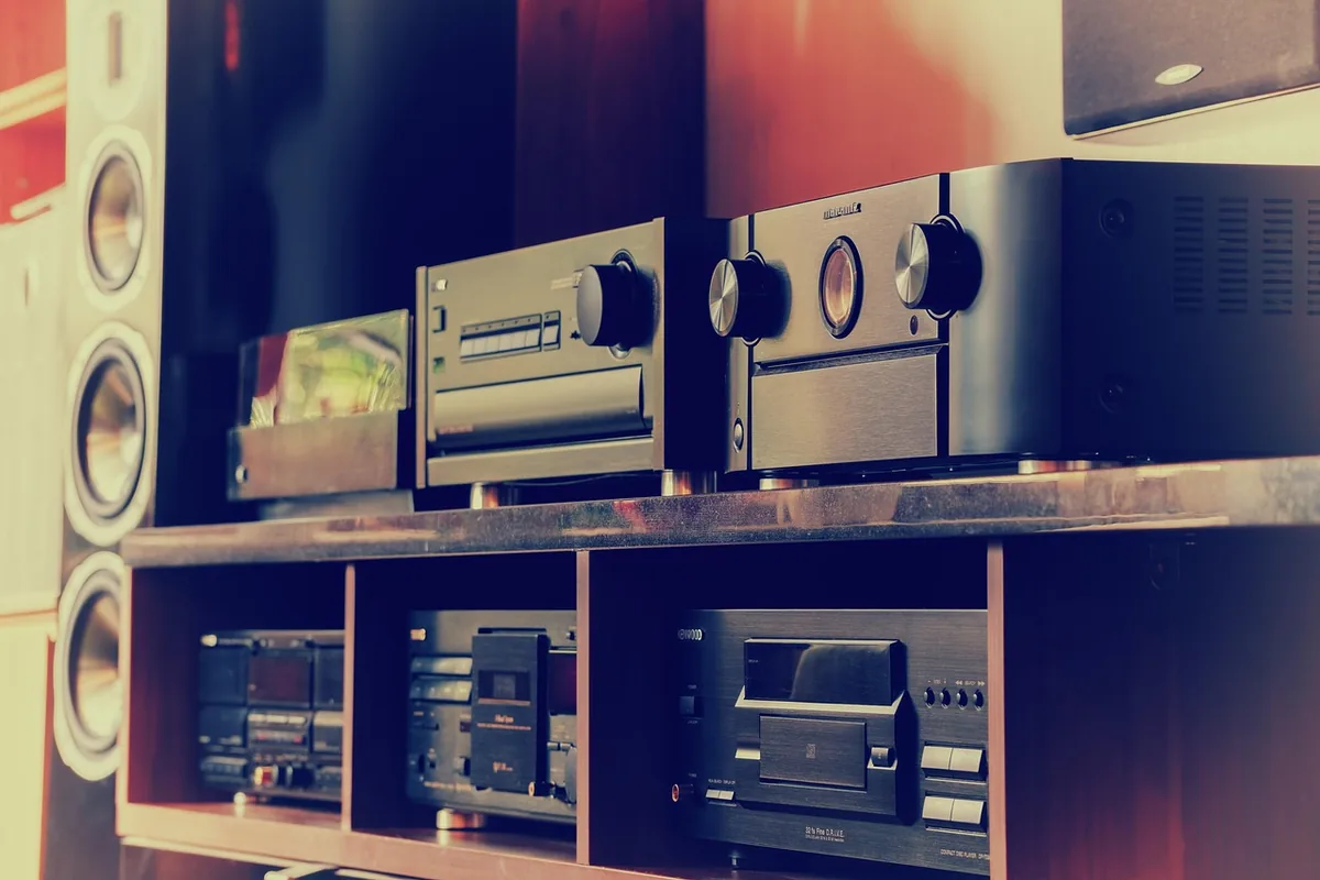 zestaw audio ze wzmacniaczem stereo i głośnikiem — Marantz NR1711 a zakres naszego serwisu — czym zajmujemy się zamiast