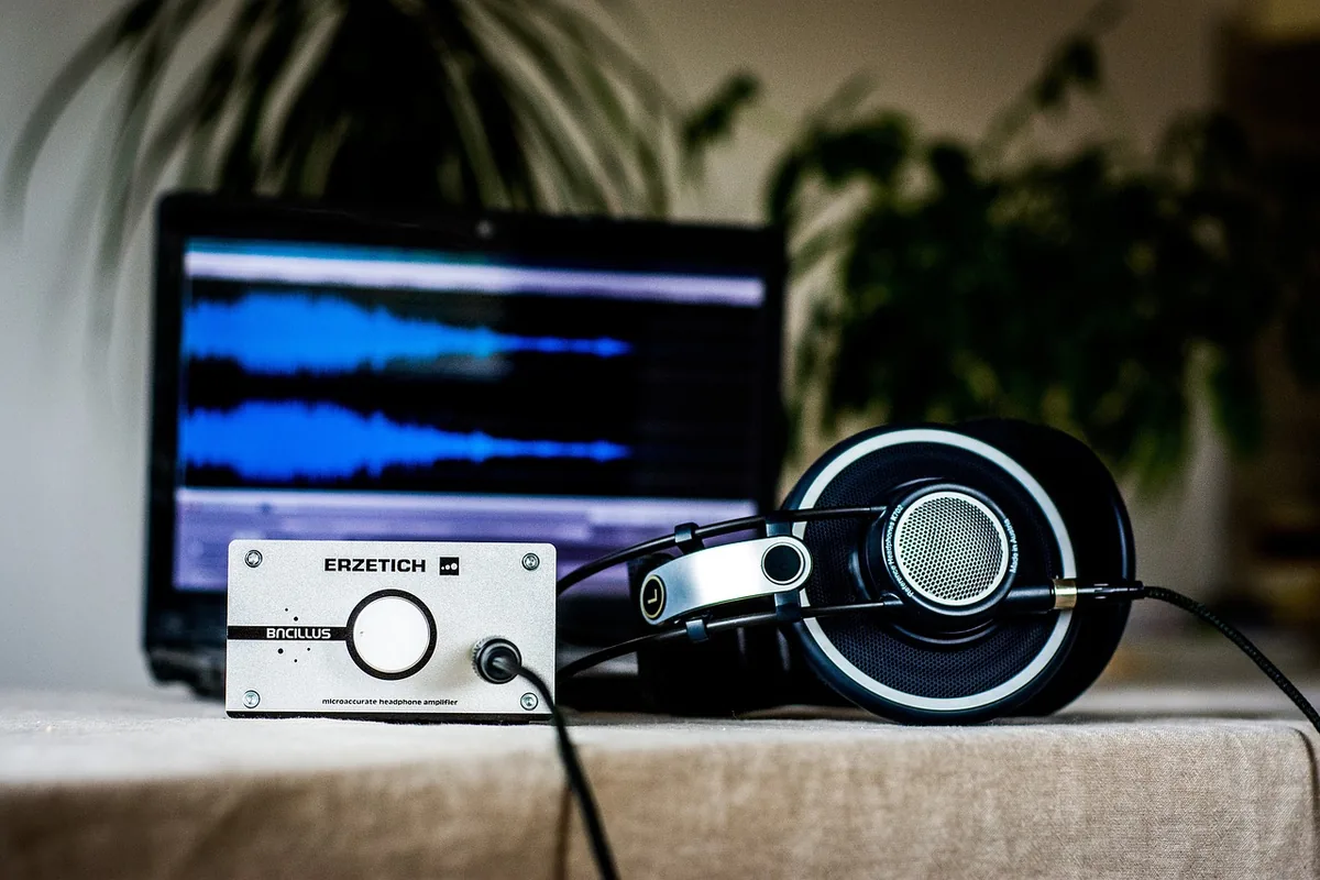 wzmacniacz słuchawkowy na biurku obok monitora w studiu — Marantz PM6006 a zakres naszego serwisu — czym zajmujemy się zamiast