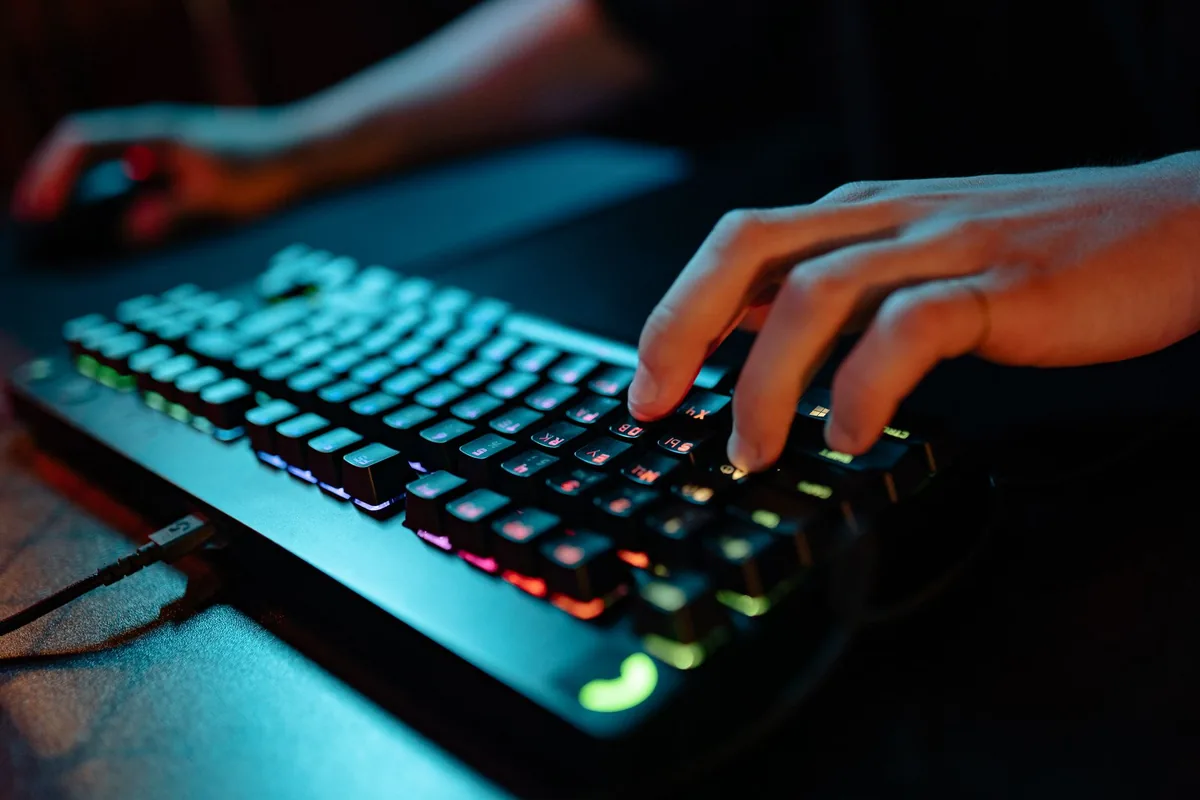 dłonie piszące na podświetlanej klawiaturze rgb — Microsoft All-in-One Media Keyboard w zgłoszeniu — jak odpowiadamy i co radzimy