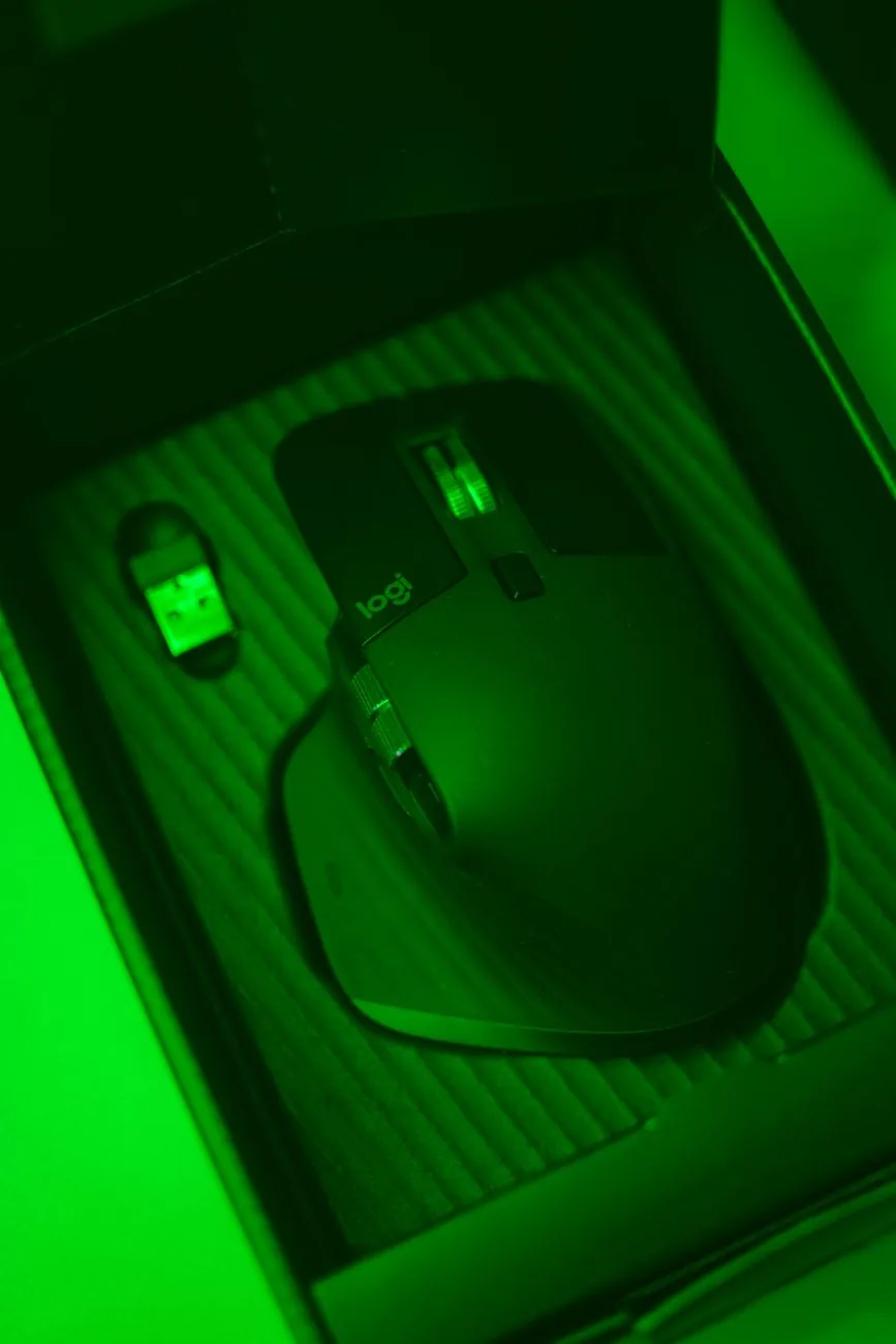 podświetlona mysz komputerowa w opakowaniu — Microsoft Arc Mouse a zakres naszego serwisu — czym zajmujemy się zamiast