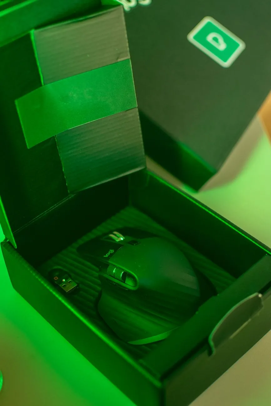 bezprzewodowa mysz komputerowa w pudełku z zielonym podświetleniem — Microsoft Bluetooth Mouse poza naszym warsztatem — gdzie szukać pomocy