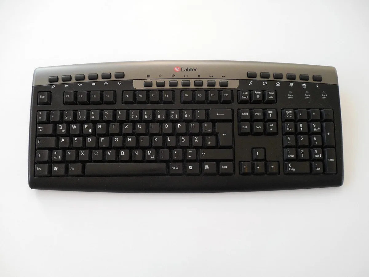 klawiatura komputerowa na biurku biurowym — Microsoft Designer Compact poza naszym warsztatem — gdzie szukać pomocy