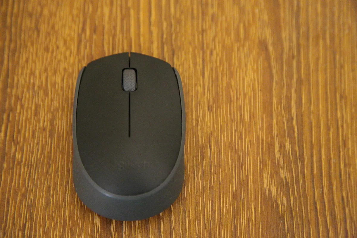 czarna mysz bezprzewodowa na biurku obok klawiatury — Microsoft Sculpt Ergonomic Mouse poza naszym warsztatem — gdzie szukać pomocy