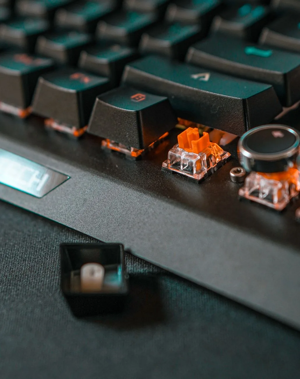 klawiatura mechaniczna z widocznymi przełącznikami z bliska — Microsoft Sculpt Ergonomic w zgłoszeniu — jak odpowiadamy i co radzimy