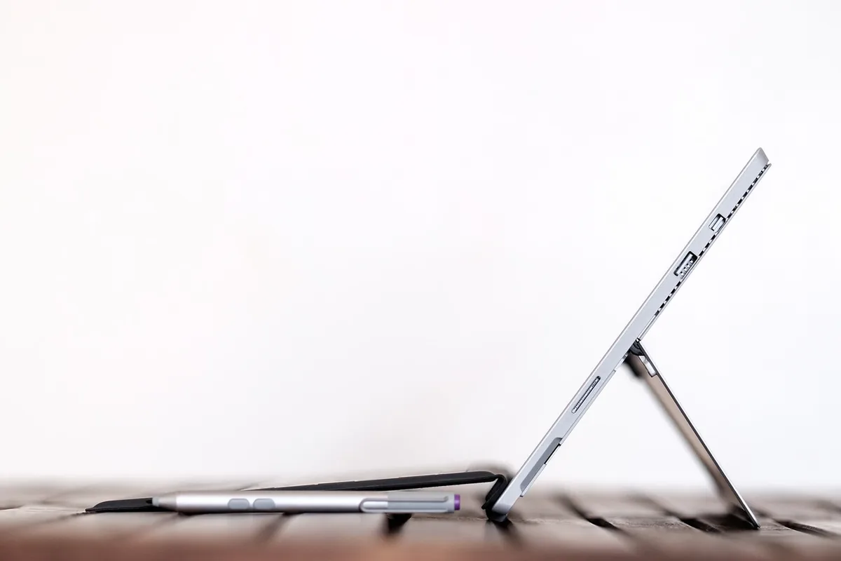 nowoczesny tablet z ekranem dotykowym — Microsoft Surface Go (tablet szkolny) — czego przy tym sprzęcie nie zrobimy