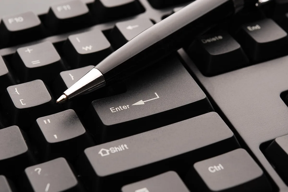 klawiatura komputerowa i długopis na biurku — Microsoft Wired Keyboard 600 w zgłoszeniu — jak odpowiadamy i co radzimy