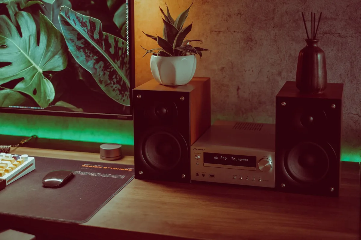 kolumny głośnikowe i sprzęt audio na biurku retro — Monitor Audio Bronze 100 w zgłoszeniu — jak odpowiadamy i co radzimy