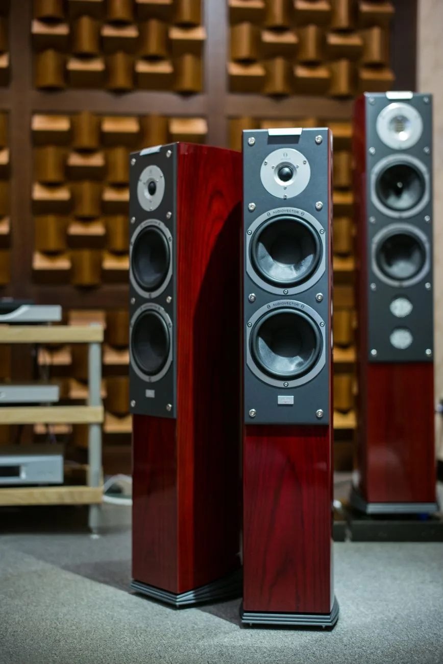 drewniane kolumny głośnikowe w profesjonalnym pokoju odsłuchowym — Monitor Audio Bronze 200 — czego przy tym sprzęcie nie zrobimy