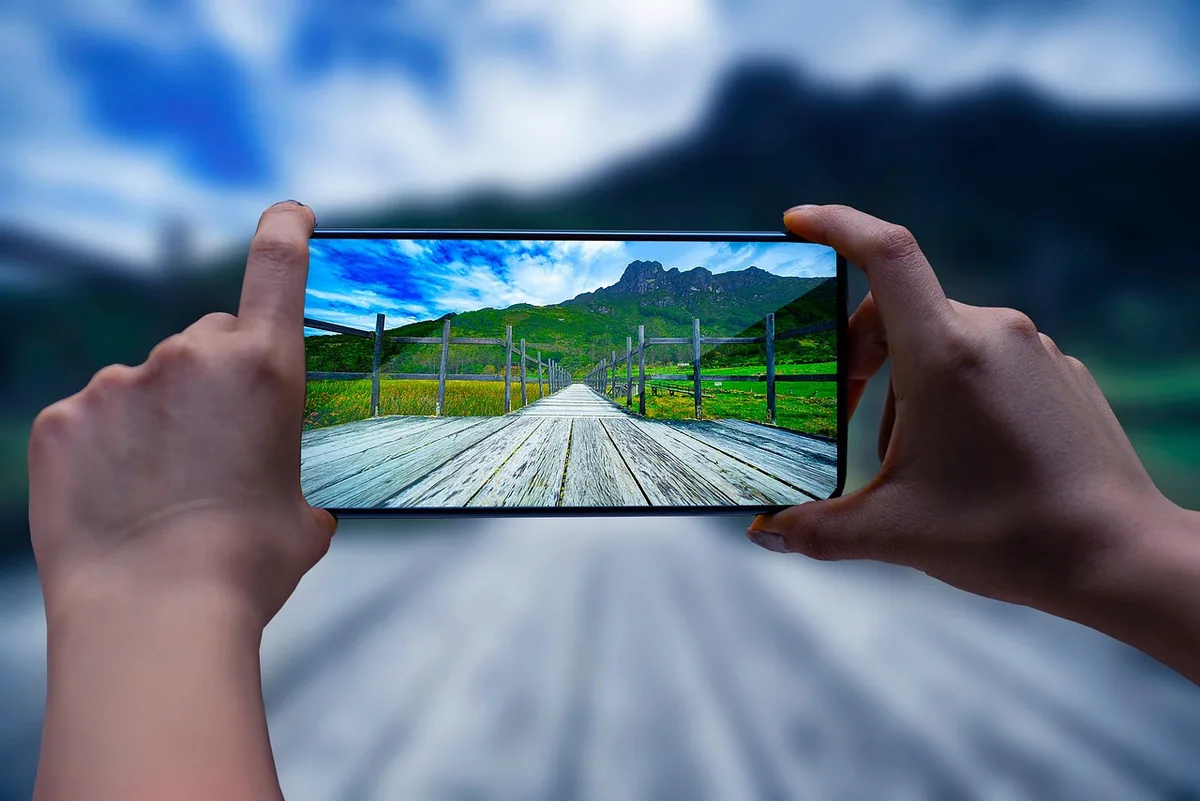 smartfon na tle malowniczego górskiego krajobrazu — Motorola Edge 30 Neo a zakres naszego serwisu — czym zajmujemy się zamiast