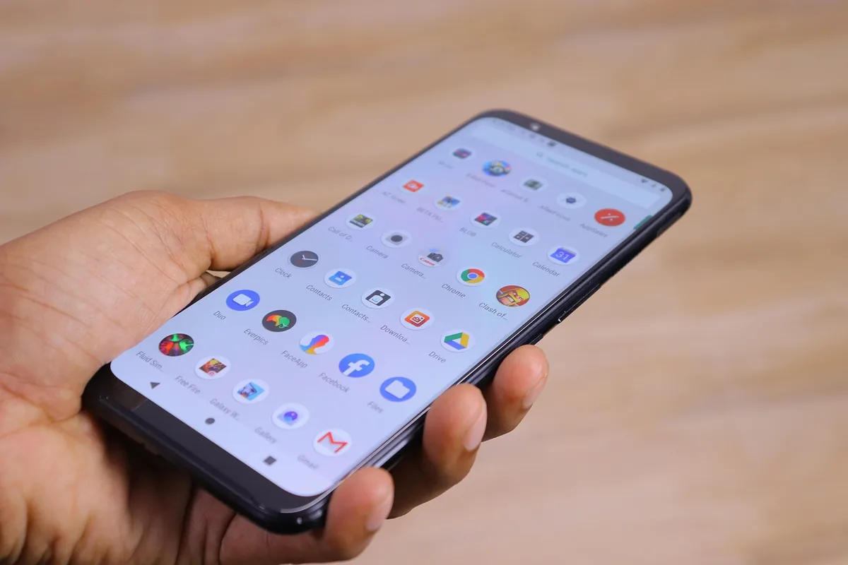 brązowy smartfon trzymany w dłoni — Motorola Edge 30 Pro — czego przy tym sprzęcie nie zrobimy