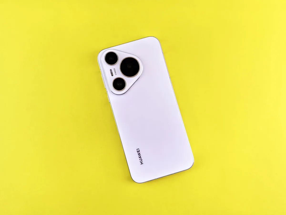 biały smartfon na jaskrawożółtym tle w nowoczesnej aranżacji — Motorola Moto E20 — czego przy tym sprzęcie nie zrobimy