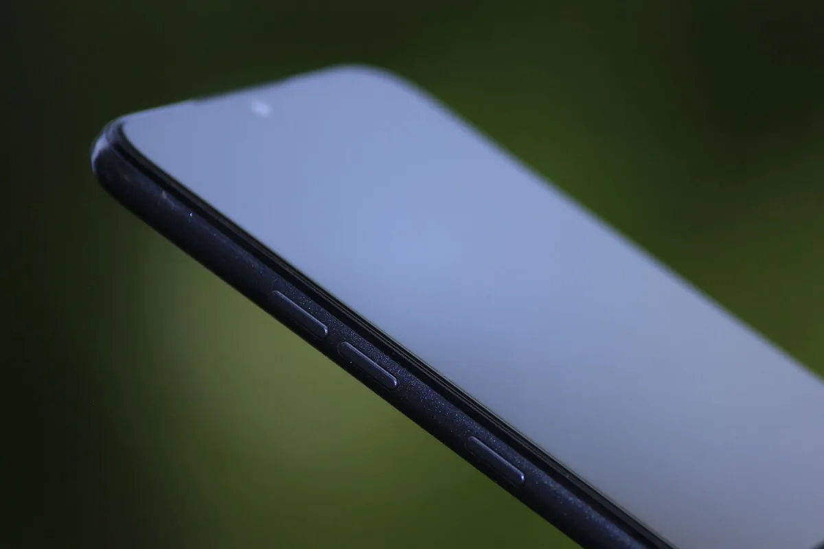 czarny smartfon na rozmytym zielonym tle — Motorola Moto E22 — czego przy tym sprzęcie nie zrobimy