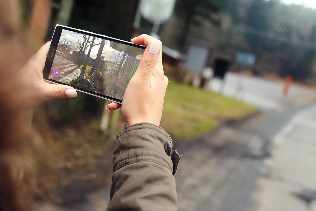 brązowy smartfon marki nokia na stole — Motorola Moto E30 poza naszym warsztatem — gdzie szukać pomocy