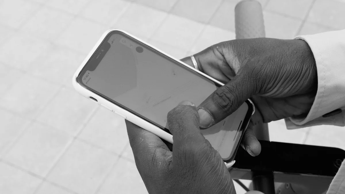 dłonie korzystające ze smartfona na zewnątrz — Motorola Moto E32 w zgłoszeniu — jak odpowiadamy i co radzimy