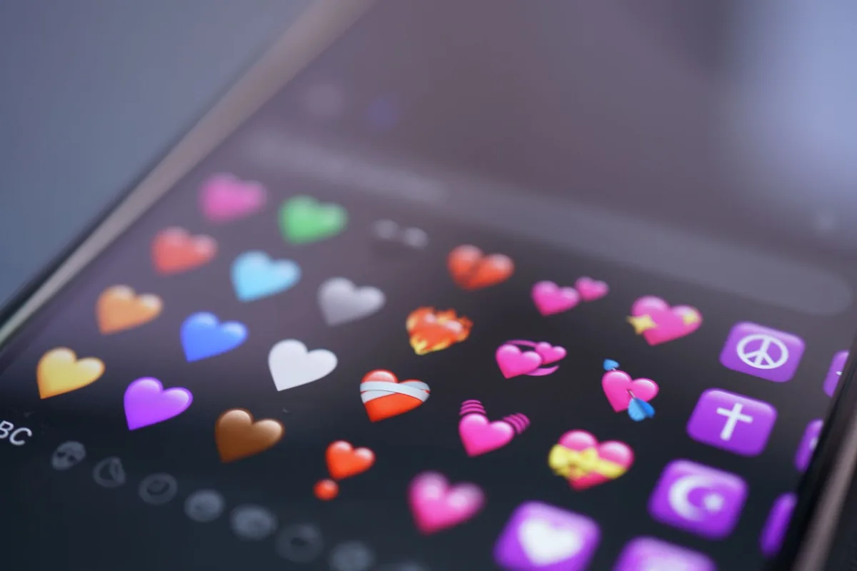 kolorowe emotikony serc na ekranie smartfona — Motorola Moto E7 — czego przy tym sprzęcie nie zrobimy