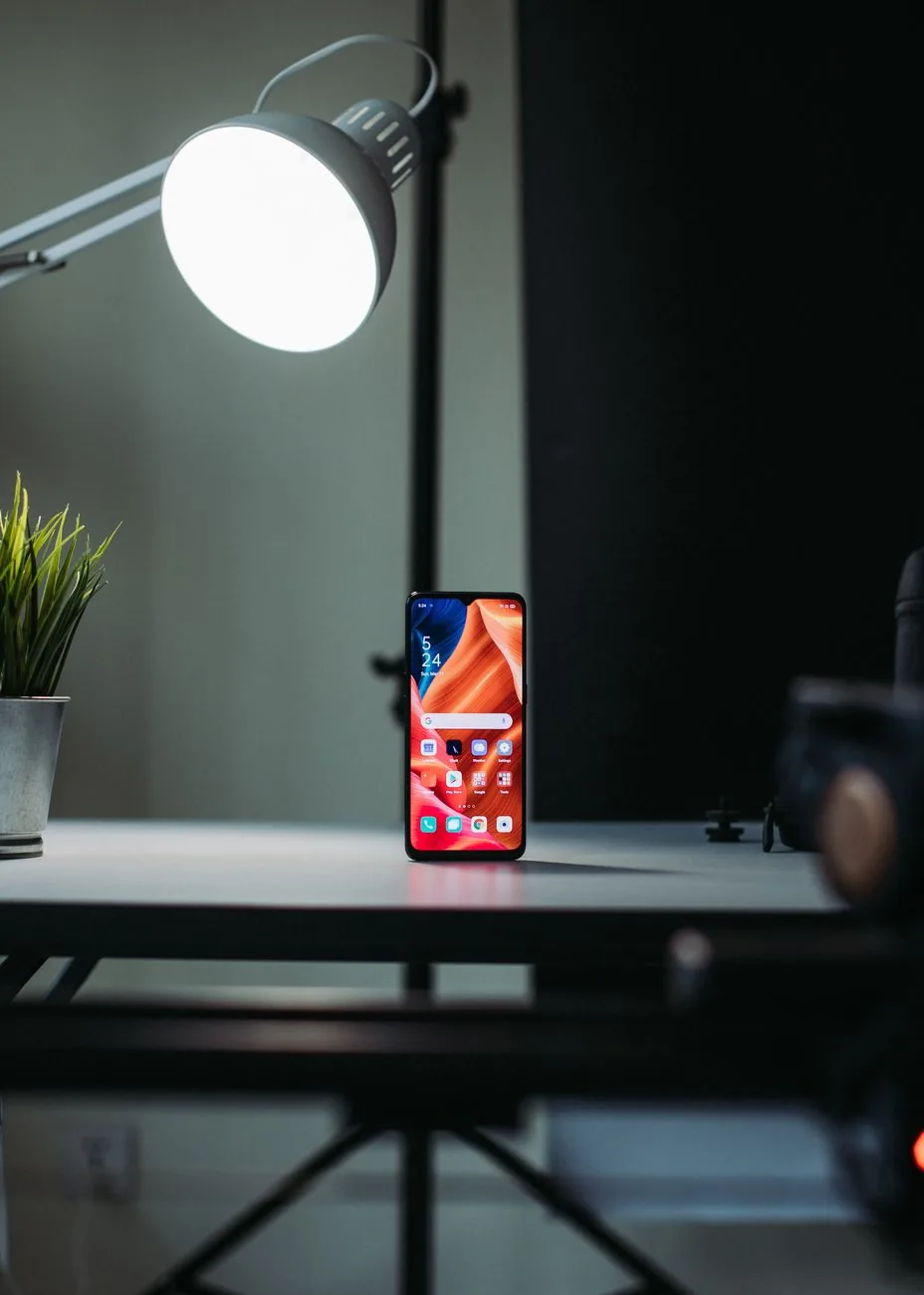 smartfon postawiony na biurku pod światłem lampki — Motorola Moto G10 — czego przy tym sprzęcie nie zrobimy
