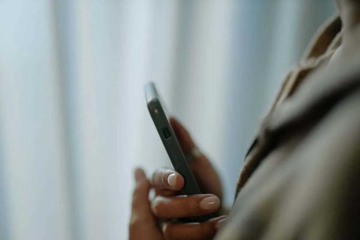 dłoń trzymająca smartfon we wnętrzu — Motorola Moto G22 w zgłoszeniu — jak odpowiadamy i co radzimy