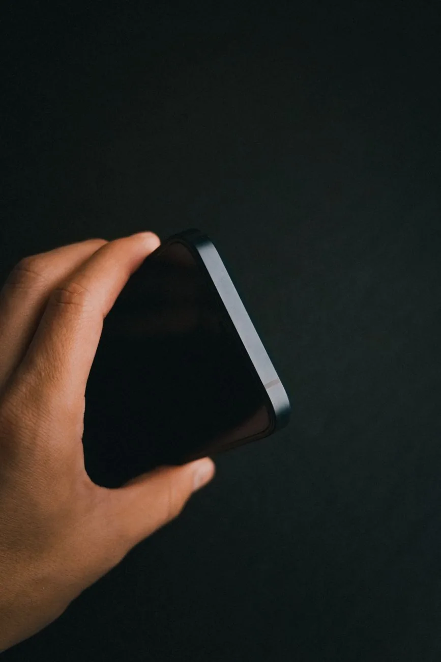 dłoń trzymająca smartfon z bliska — Motorola Moto G24 — czego przy tym sprzęcie nie zrobimy